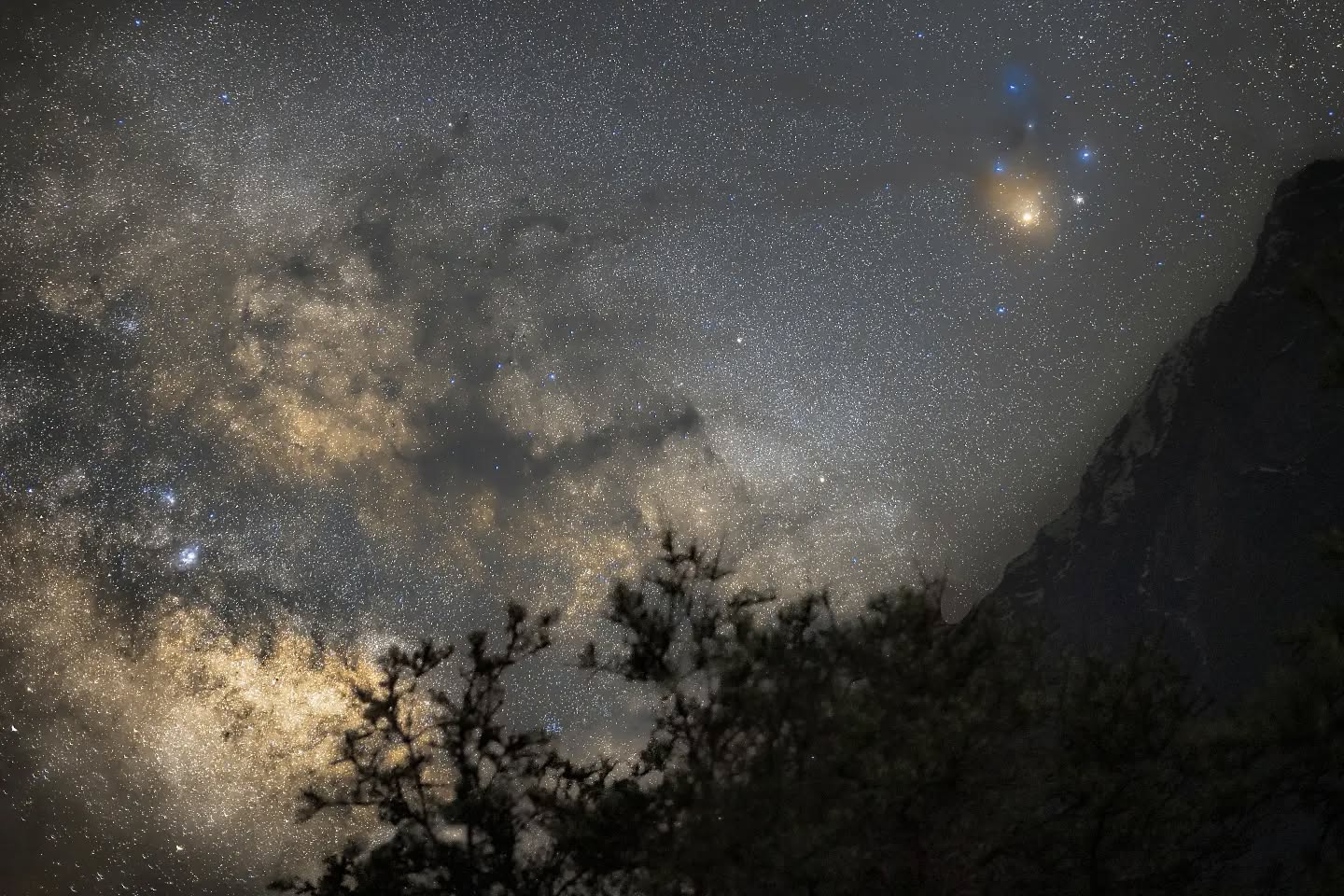 *The milkyway with the Rho-Ophiuchi cloud complex as it makes its way behind a mountain in the early hours of the morning.*