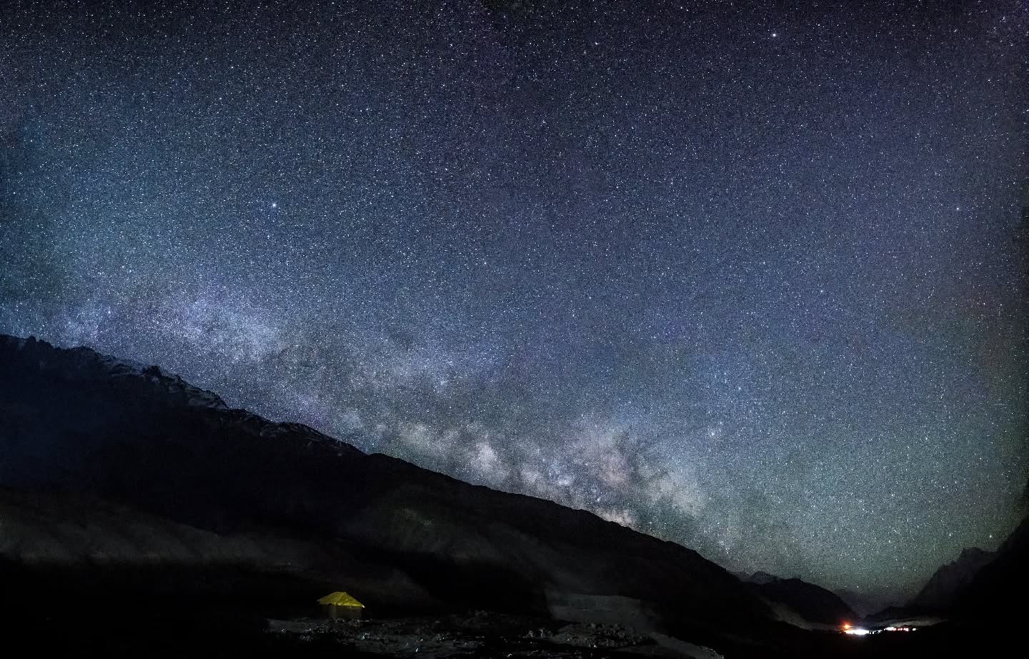*The milkyway in parallel to the mountains at Chandratal.